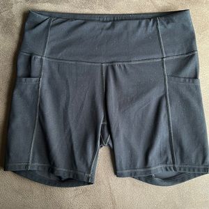 Biker shorts with side pockets